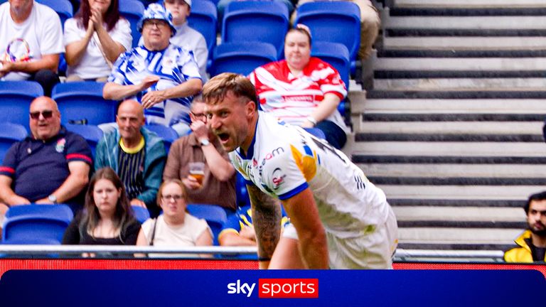 Nifty footwork from Leeds Rhinos was finished off by Chris Hankinson as they extended their lead over Bradford Bulls